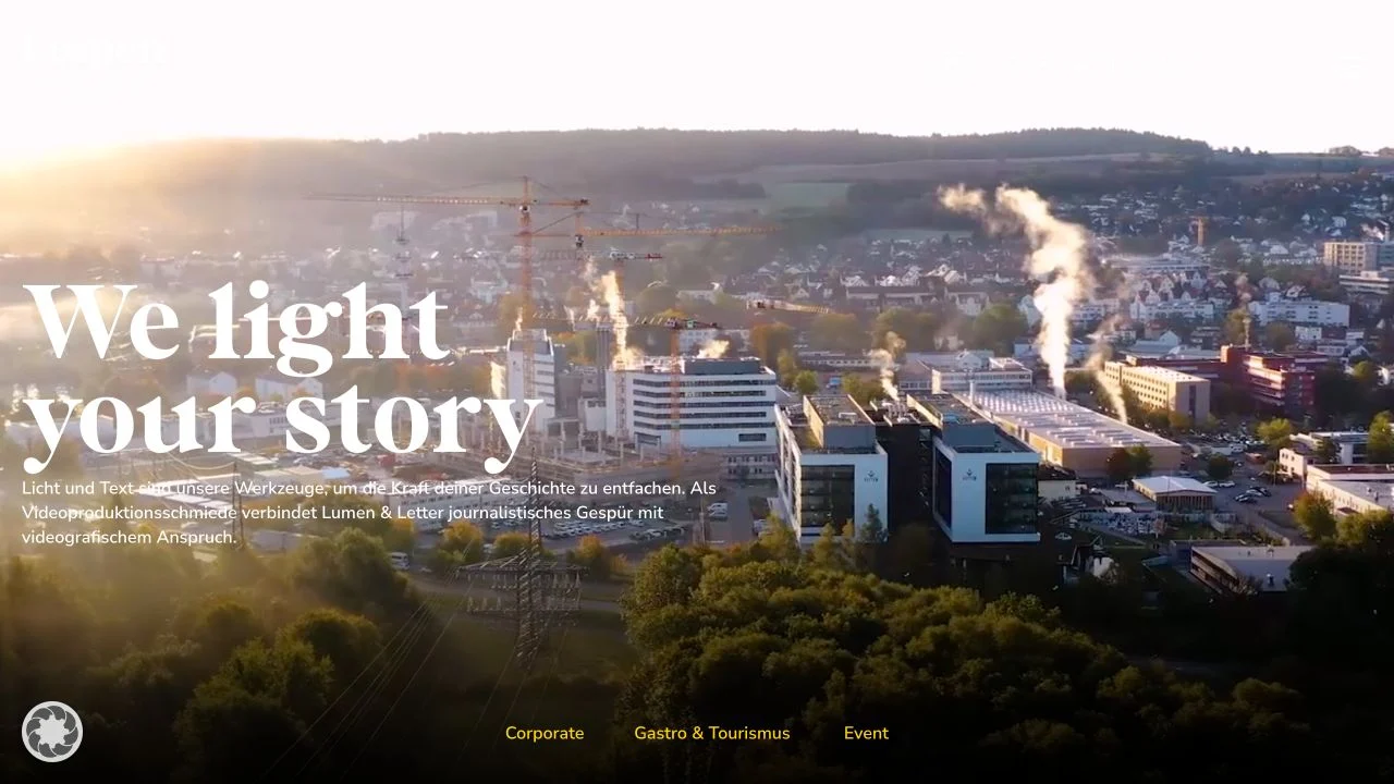 Startseite von Lumen und Letter mit großflächigem Filmhintergrund und dem Claim We light your story