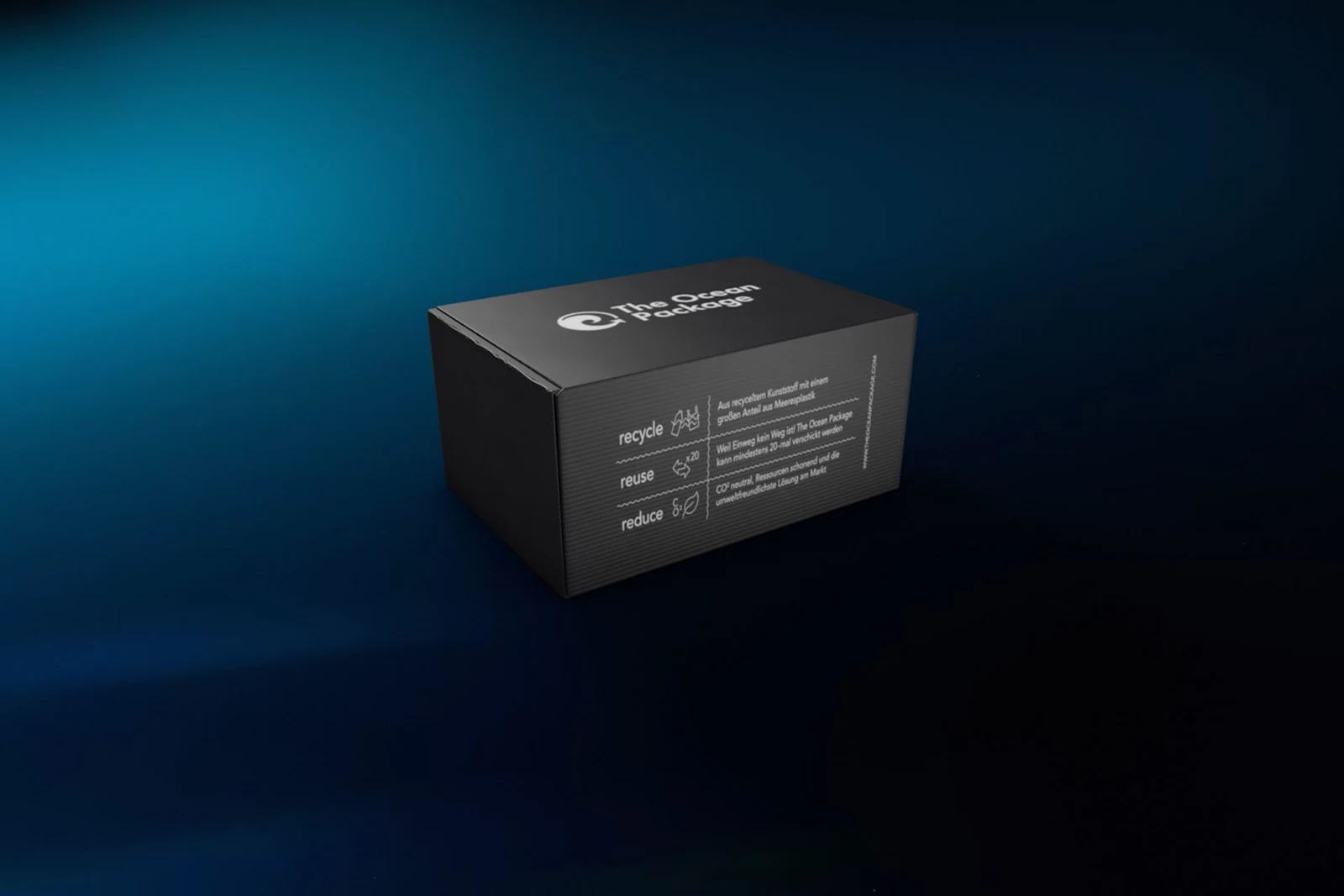 Schwarze Mehrwegversandbox von The Ocean Package vor einem dunkelblauen Hintergrund