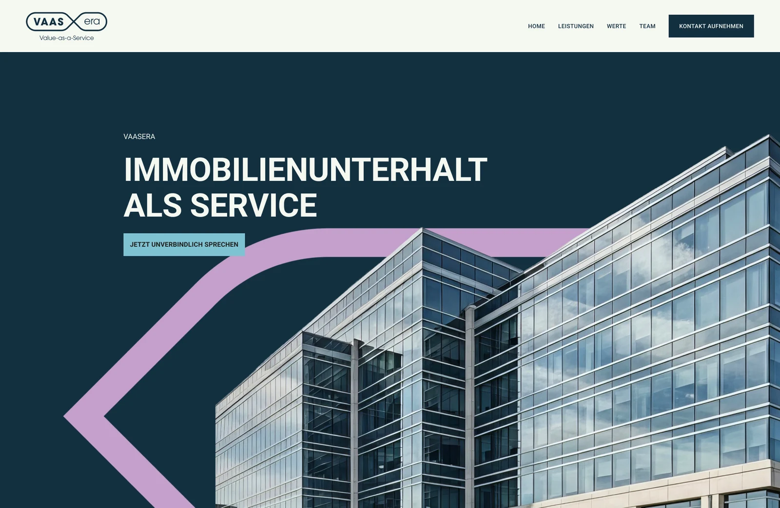 VAASERA-Landingpage mit dunkelblauem Hintergrund, Architekturmotiv und lilafarbener Markenform